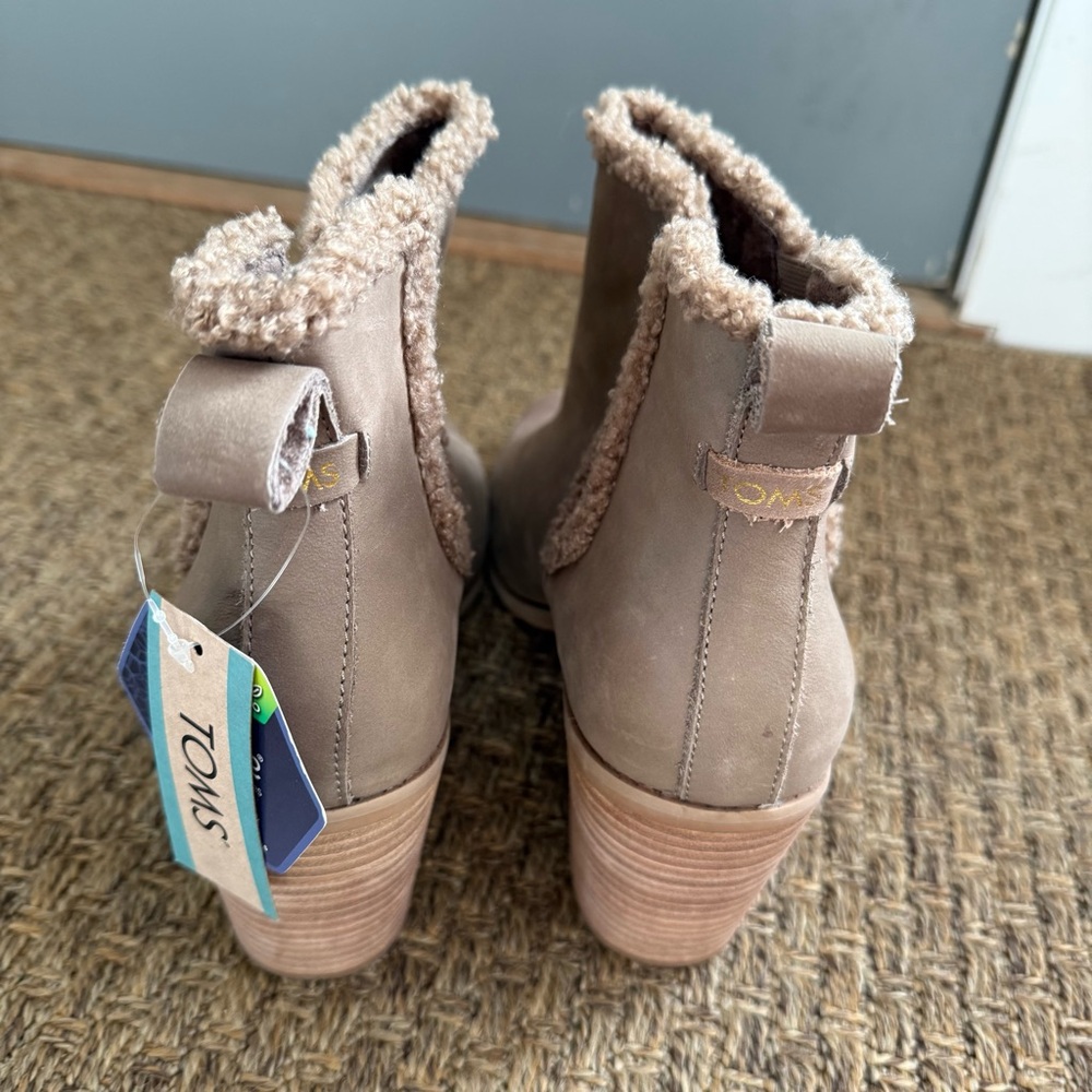 TOMS Taupe Chelsea Boots NWT Sz 12 - Picture 3 of 6